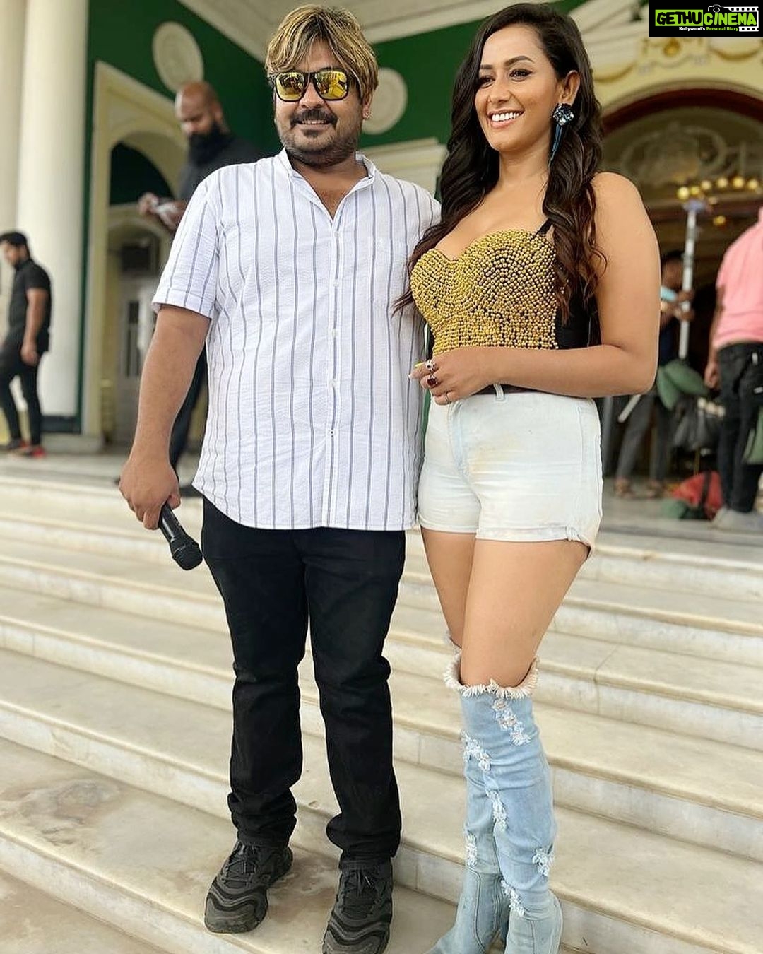 Sanjana Singh Instagram - thank you so much suraj Sir for being kind and supportive it is really amazing experience, Producer :@lyca_production Director : suraj sir movie name : Naai sekar returns