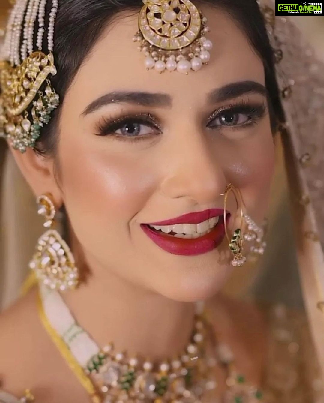 Sarah Khan Instagram - @makeupstudiobymehwish 💕