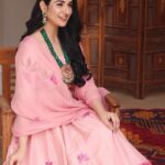 Sarah Khan Instagram - Wearing this beautiful customised hand-painted jora by @minaahilumar I absolutely love it 💕 Jewellery by @kohar_jewel Photographer @yasser.sadiq_