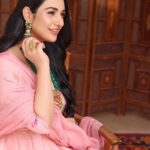 Sarah Khan Instagram - Wearing this beautiful customised hand-painted jora by @minaahilumar I absolutely love it 💕 Jewellery by @kohar_jewel Photographer @yasser.sadiq_