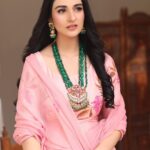 Sarah Khan Instagram - Wearing this beautiful customised hand-painted jora by @minaahilumar I absolutely love it 💕 Jewellery by @kohar_jewel Photographer @yasser.sadiq_