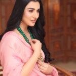 Sarah Khan Instagram - Wearing this beautiful customised hand-painted jora by @minaahilumar I absolutely love it 💕 Jewellery by @kohar_jewel Photographer @yasser.sadiq_
