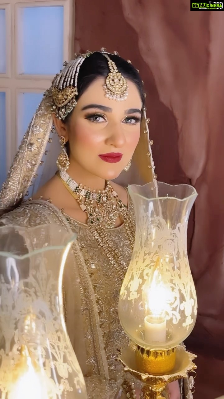 Sarah Khan Instagram - Had a wow experience with @makeupstudiobymehwish β€οΈ Bridal campaign 2022-23 for @makeupstudiobymehwish π Dress: @officialfahadhussayn Jewellery: @farhatalijewellers Decor: @zealandzesteventss Styling/Coordination: @stylebyhassan @hassanabdullahofficial Photographer: @opmshoots #makeupstudiobymehwish #sarahkhan #styledbyhassanabdullah