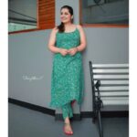 Sarayu Mohan Instagram - comfy cloth is a weekend must! Letz stay stylish and comfortable! Clad in my muthumani's @cafefashion_by_remya_nair Click by Darling @_story_telle__r Heera Waters