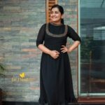 Sarayu Mohan Instagram – Happy sunday!
📷@_story_telle__r  click ♥️

👗@lepapillonkochi5 ‘s black beauty Chilavannoor