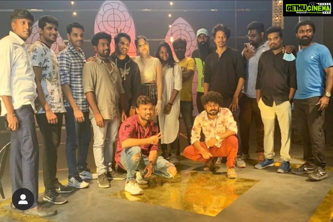 Sathish Krishnan Instagram - With my beautiful team #DEI. @thinkmusicofficial @ritika_offl @princehumai @gokulsheperdz @hamsinientertainment #vivek Hubox @rcpranav