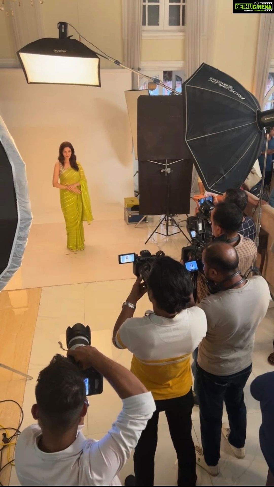 Saumya Tandon Instagram - Behind the scene #BTS of a Ad shoot. So many people behind the camera and on the camera make a shoot , it’s a huge team work. It’s not as simple as it looks , a 30 sec Ad can take 12 hours to shoot , sometimes more . #adshoot