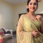 Sayyeshaa Saigal Instagram – Desi girl vibes at shoot today! ❤️💃

#sareelove#desigirl#workworkwork#traveldiaries#shoot#dressup#pastel