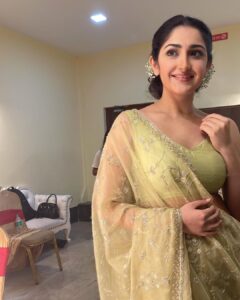 Sayyeshaa Saigal Instagram - Desi girl vibes at shoot today! ❤️💃

#sareelove#desigirl#workworkwork#traveldiaries#shoot#dressup#pastel
