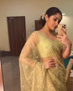 Sayyeshaa Saigal Instagram - Desi girl vibes at shoot today! ❤️💃

#sareelove#desigirl#workworkwork#traveldiaries#shoot#dressup#pastel
