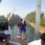 Shaheer Sheikh Instagram - That’s us… taking cues from our director while he enacted the poses for us.. at the same time we stood on the railway bridge not knowing when the next train would arrive ! #bts #IssBaarishMein @neetimohan18 @yasserdesai @rajabetasharad @ripulmusic @ericpillai @aditya_datt @jasminbhasin2806 @saregama_official @george_jo_music
