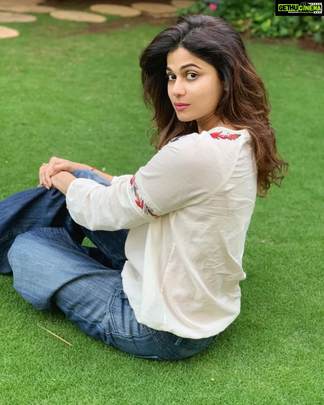 Shamita Shetty Instagram - Slow down ...sit and enjoy the simple pleasures of life✨💕☀️ . . . . #vacaymode #holiday #selflove #photooftheday #summervibes #postoftheday #happiness #lovealways