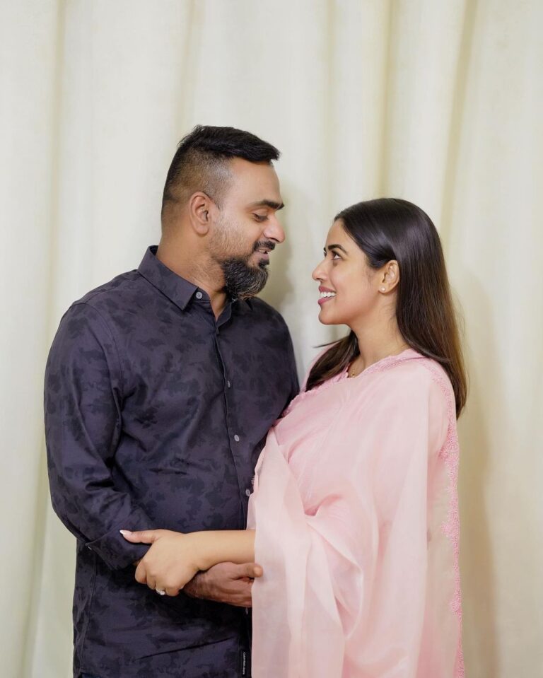 Shamna Kasim Instagram - With the blessings of family stepping to my next part of life❤️💍 and now it’s official ❤️ @shanid_asifali ❤️