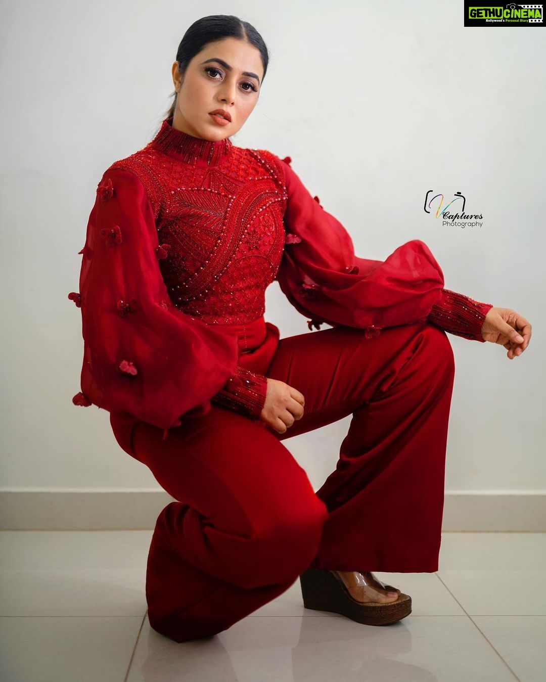 Shamna Kasim Instagram - Confidence has no competition….. Styling: @impriyankasahajananda Costume: @raashiagarwal.atelier Jwellery: @kushalsfashionjewellery Pics: @v_capturesphotography Hairstylist: @hairstylist_srinivas Personal staff: @pranay_kohli Personal staff : @sarika_briadal_meckupartis