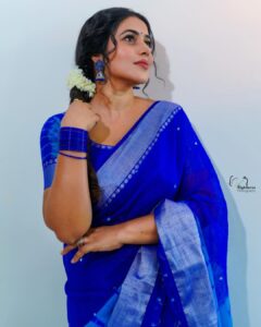 Shamna Kasim Instagram - My comfort outfit and my favorite look is always saree ❤️ Styling: @vasudevan.arun Saree : @rrs_online_wear Pics: @v_capturesphotography Hairstylist: @hairstylist_srinivas Personal staff: @pranay_kohli @sarika_briadal_meckupartis #lovemyjob ❤️