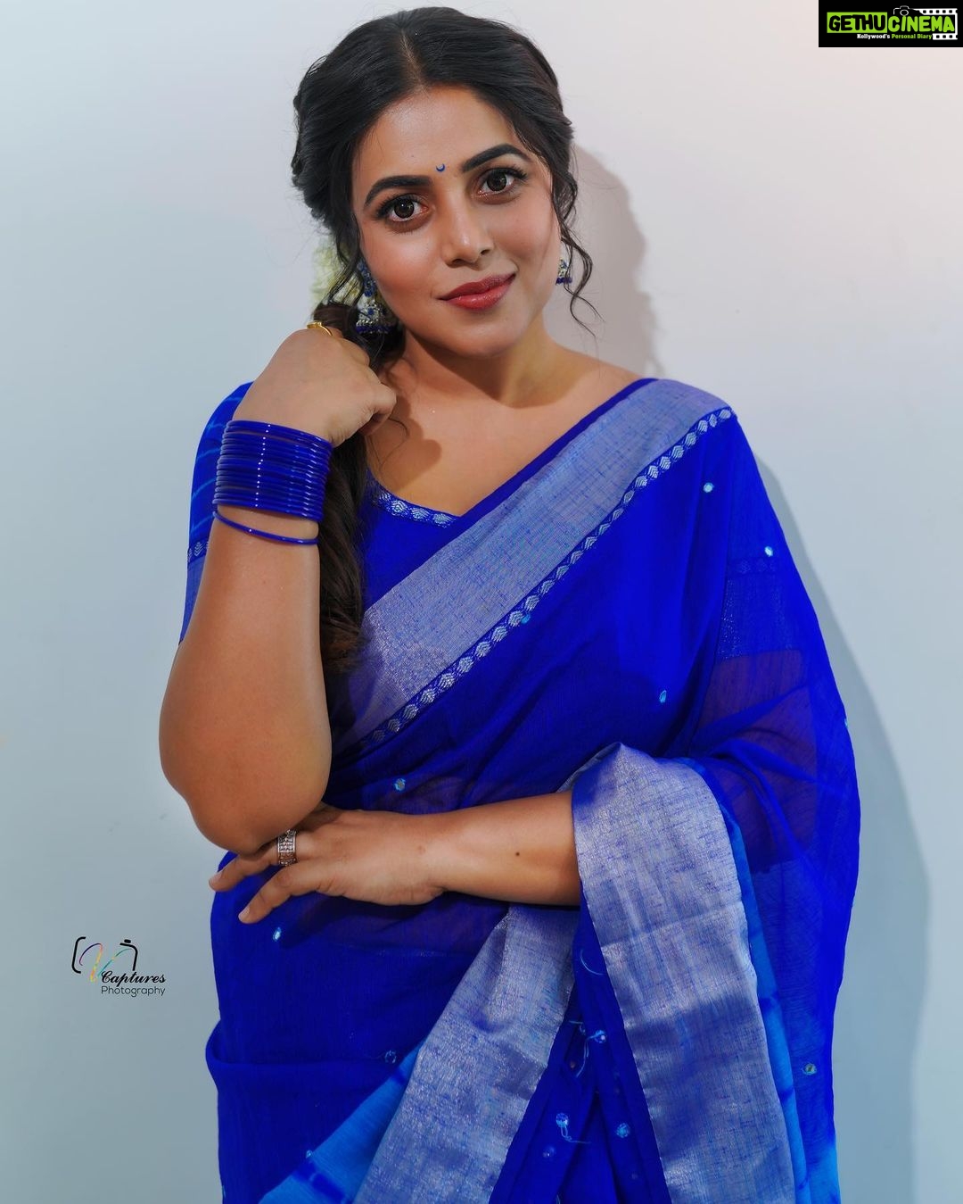 Shamna Kasim Instagram - My comfort outfit and my favorite look is always saree ❤️ Styling: @vasudevan.arun Saree : @rrs_online_wear Pics: @v_capturesphotography Hairstylist: @hairstylist_srinivas Personal staff: @pranay_kohli @sarika_briadal_meckupartis #lovemyjob ❤️