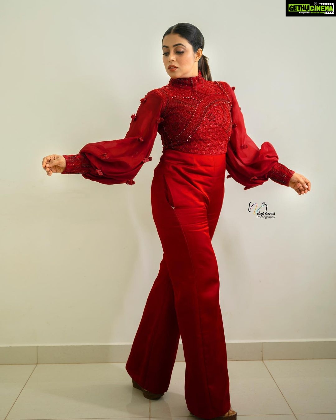 Shamna Kasim Instagram - Confidence has no competition….. Styling: @impriyankasahajananda Costume: @raashiagarwal.atelier Jwellery: @kushalsfashionjewellery Pics: @v_capturesphotography Hairstylist: @hairstylist_srinivas Personal staff: @pranay_kohli Personal staff : @sarika_briadal_meckupartis