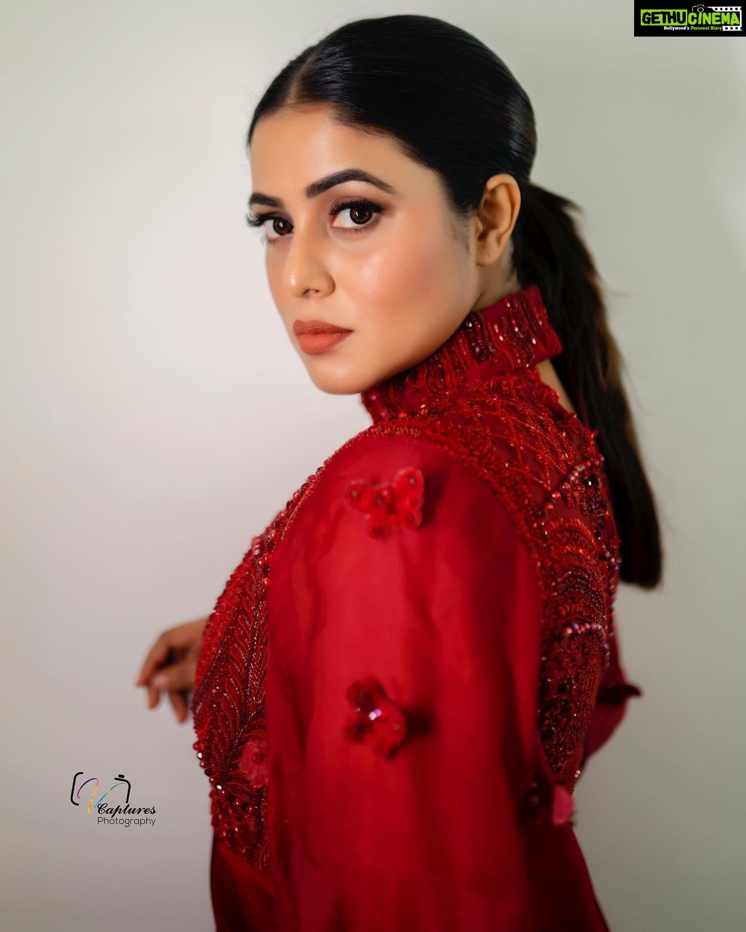 Shamna Kasim Instagram - Confidence has no competition….. Styling: @impriyankasahajananda Costume: @raashiagarwal.atelier Jwellery: @kushalsfashionjewellery Pics: @v_capturesphotography Hairstylist: @hairstylist_srinivas Personal staff: @pranay_kohli Personal staff : @sarika_briadal_meckupartis