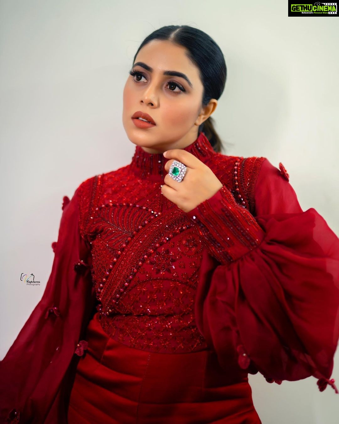 Shamna Kasim Instagram - Confidence has no competition….. Styling: @impriyankasahajananda Costume: @raashiagarwal.atelier Jwellery: @kushalsfashionjewellery Pics: @v_capturesphotography Hairstylist: @hairstylist_srinivas Personal staff: @pranay_kohli Personal staff : @sarika_briadal_meckupartis