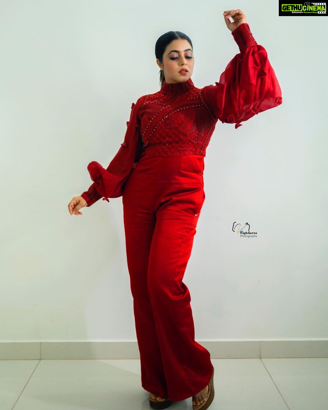 Shamna Kasim Instagram - Confidence has no competition….. Styling: @impriyankasahajananda Costume: @raashiagarwal.atelier Jwellery: @kushalsfashionjewellery Pics: @v_capturesphotography Hairstylist: @hairstylist_srinivas Personal staff: @pranay_kohli Personal staff : @sarika_briadal_meckupartis