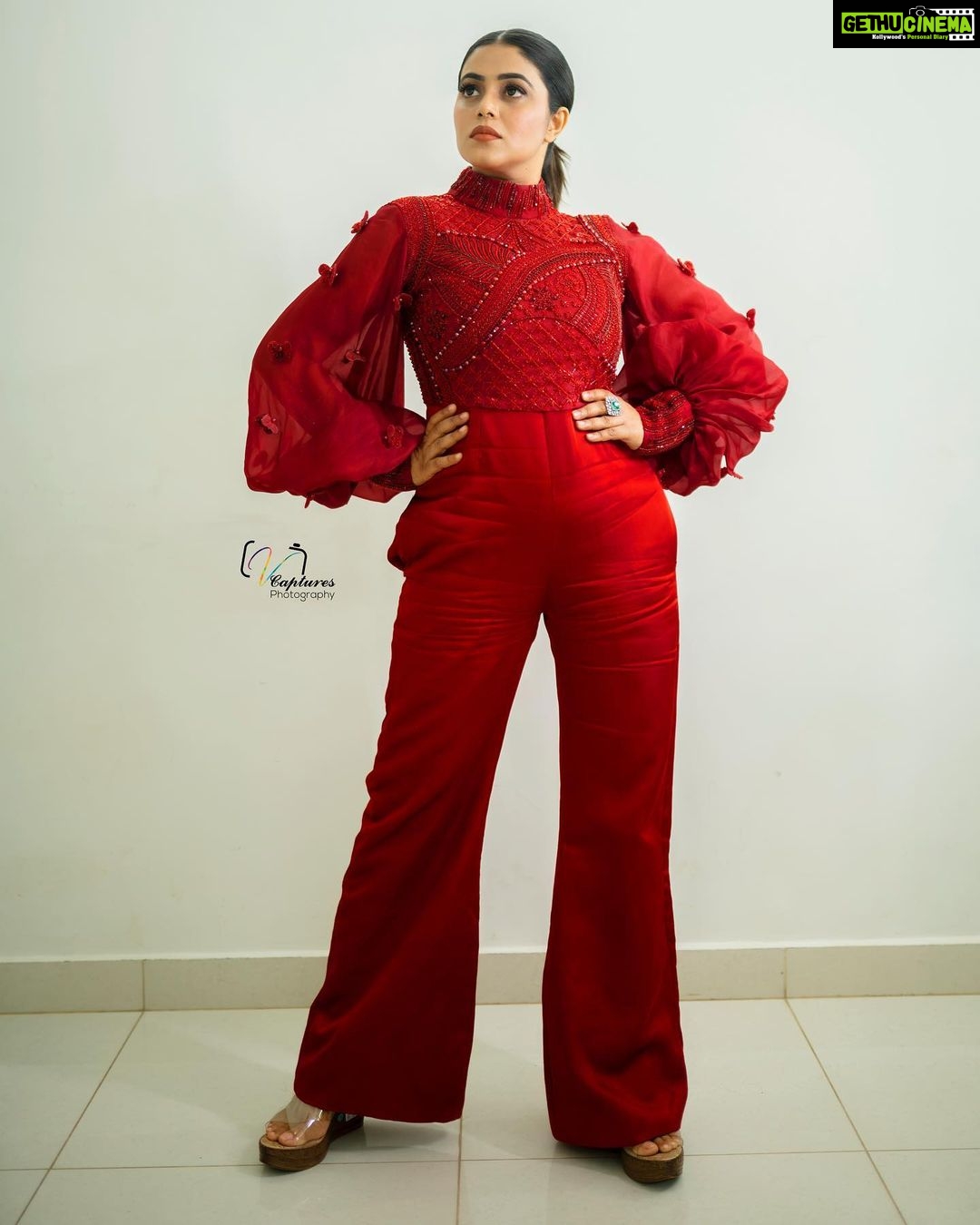 Shamna Kasim Instagram - Confidence has no competition….. Styling: @impriyankasahajananda Costume: @raashiagarwal.atelier Jwellery: @kushalsfashionjewellery Pics: @v_capturesphotography Hairstylist: @hairstylist_srinivas Personal staff: @pranay_kohli Personal staff : @sarika_briadal_meckupartis