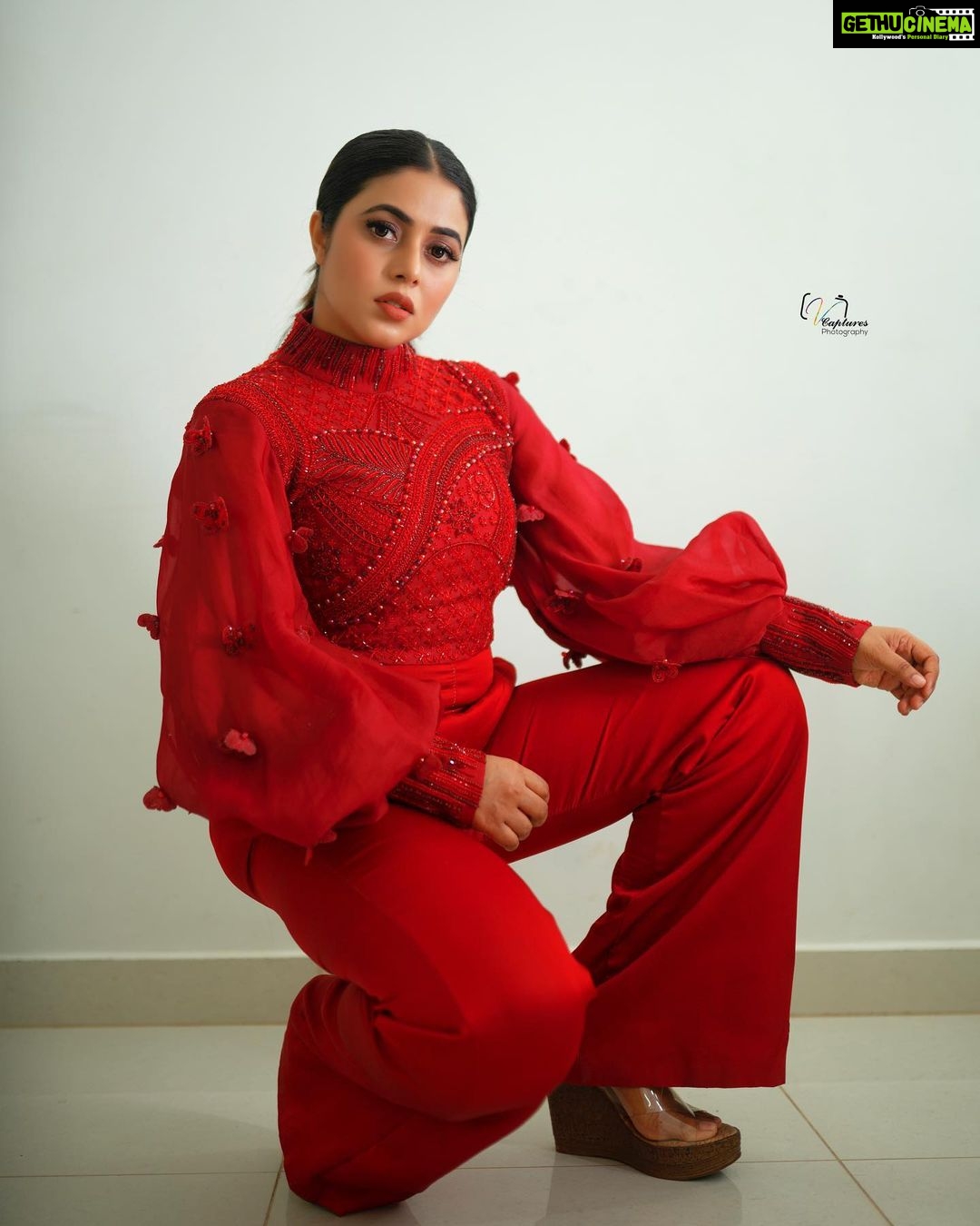 Shamna Kasim Instagram - Confidence has no competition….. Styling: @impriyankasahajananda Costume: @raashiagarwal.atelier Jwellery: @kushalsfashionjewellery Pics: @v_capturesphotography Hairstylist: @hairstylist_srinivas Personal staff: @pranay_kohli Personal staff : @sarika_briadal_meckupartis