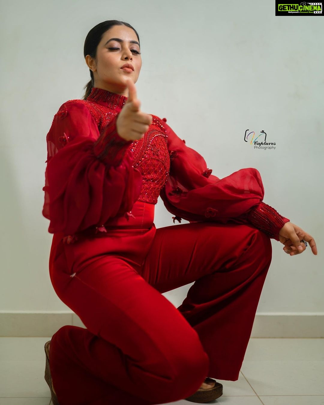 Shamna Kasim Instagram - Confidence has no competition….. Styling: @impriyankasahajananda Costume: @raashiagarwal.atelier Jwellery: @kushalsfashionjewellery Pics: @v_capturesphotography Hairstylist: @hairstylist_srinivas Personal staff: @pranay_kohli Personal staff : @sarika_briadal_meckupartis