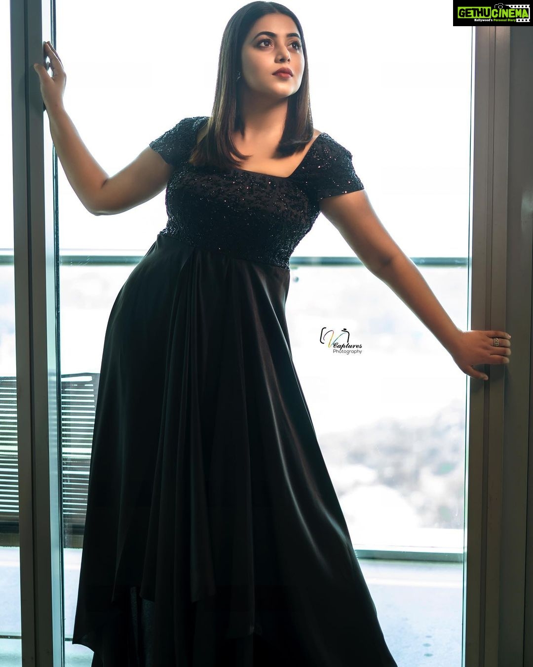 Shamna Kasim Instagram - Be fearless Be kind Be you….. Styled by @impriyankasahajananda Outfit @affairs_label Jewlry @kushalsfashionjewellery Pics @v_capturesphotography Hairstylist @siringiveneela Personal staff @chintu_6172 #styledbypriyankasahajananda