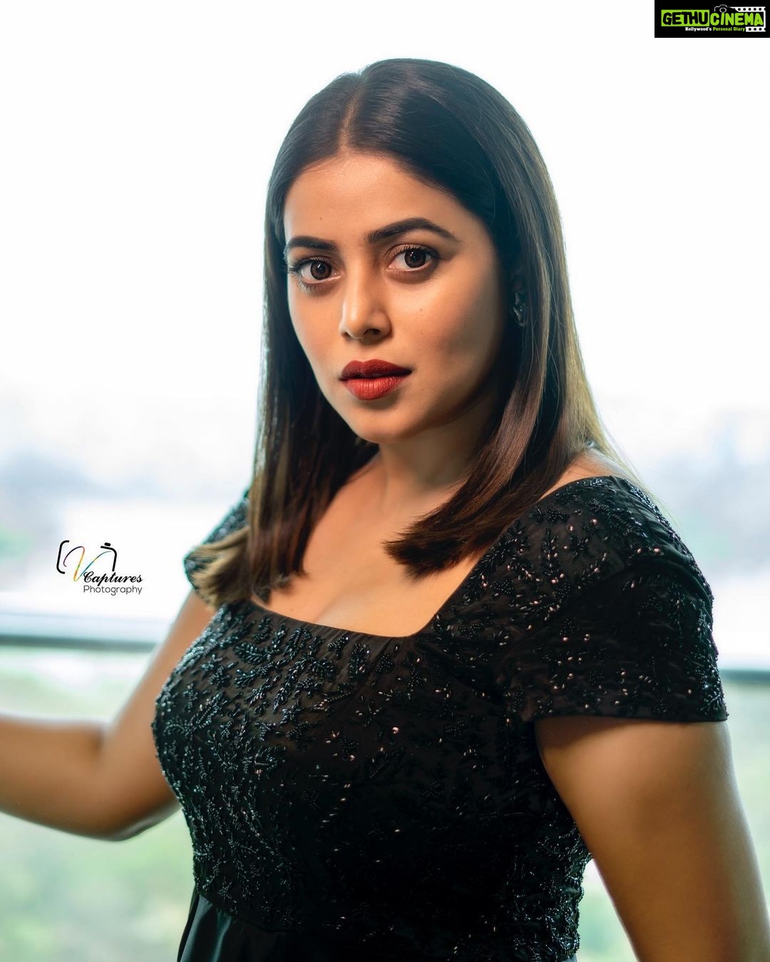 Shamna Kasim Instagram - Be fearless Be kind Be you….. Styled by @impriyankasahajananda Outfit @affairs_label Jewlry @kushalsfashionjewellery Pics @v_capturesphotography Hairstylist @siringiveneela Personal staff @chintu_6172 #styledbypriyankasahajananda
