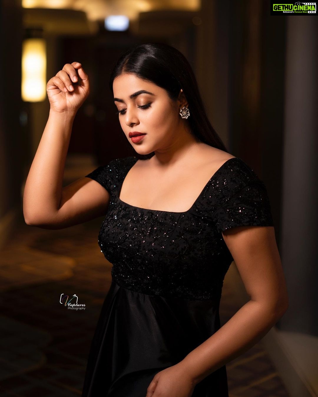Shamna Kasim Instagram - Be fearless Be kind Be you….. Styled by @impriyankasahajananda Outfit @affairs_label Jewlry @kushalsfashionjewellery Pics @v_capturesphotography Hairstylist @siringiveneela Personal staff @chintu_6172 #styledbypriyankasahajananda