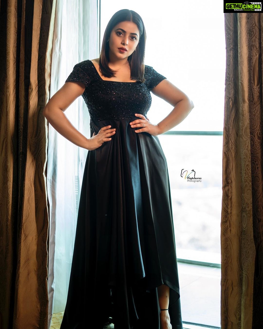 Shamna Kasim Instagram - Be fearless Be kind Be you….. Styled by @impriyankasahajananda Outfit @affairs_label Jewlry @kushalsfashionjewellery Pics @v_capturesphotography Hairstylist @siringiveneela Personal staff @chintu_6172 #styledbypriyankasahajananda