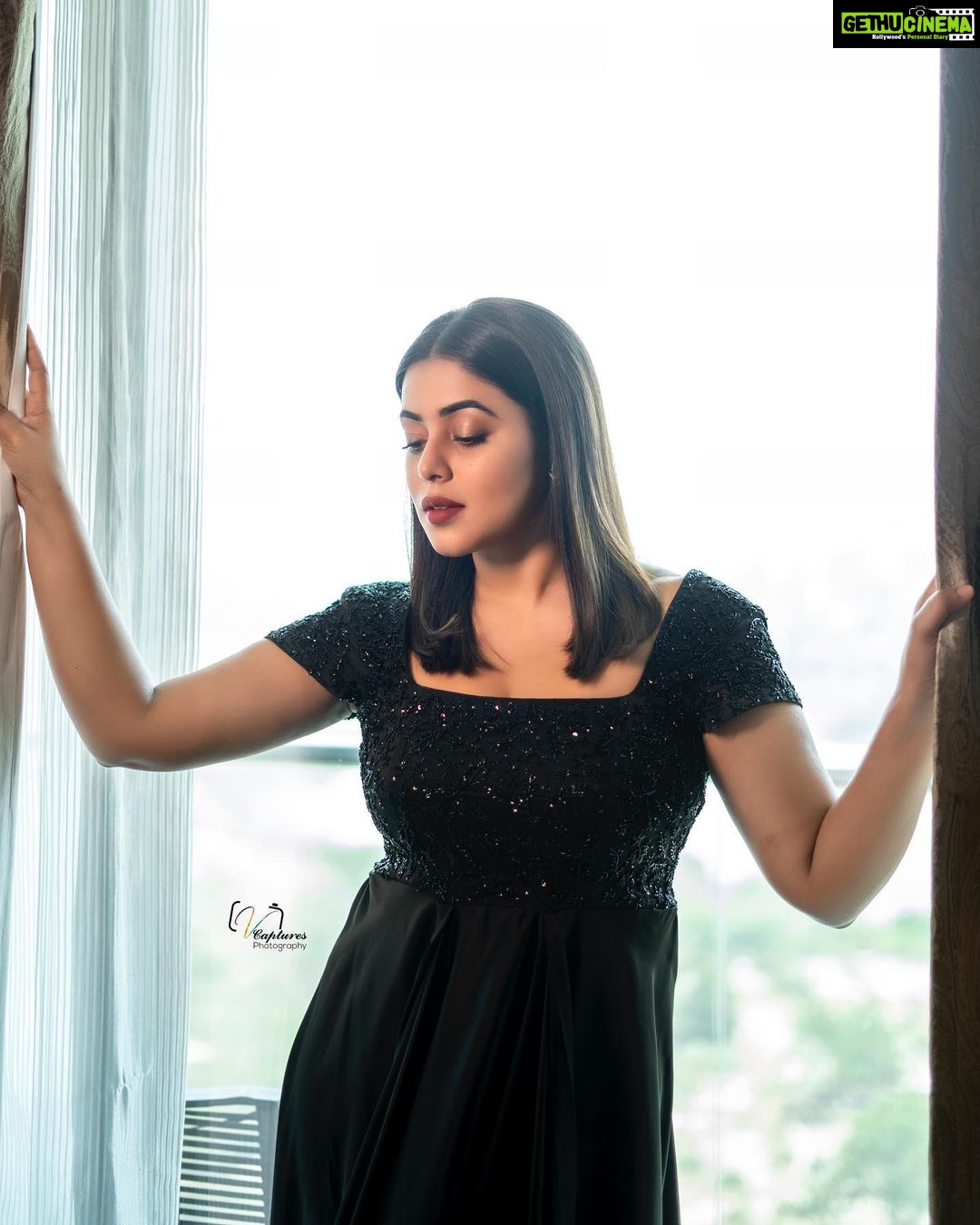 Shamna Kasim Instagram - Be fearless Be kind Be you….. Styled by @impriyankasahajananda Outfit @affairs_label Jewlry @kushalsfashionjewellery Pics @v_capturesphotography Hairstylist @siringiveneela Personal staff @chintu_6172 #styledbypriyankasahajananda