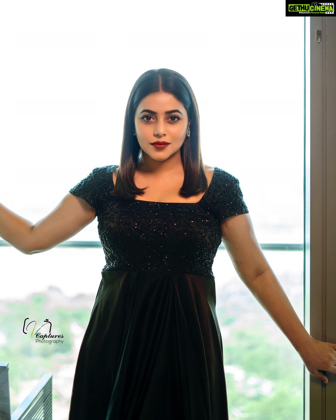 Shamna Kasim Instagram - Be fearless Be kind Be you….. Styled by @impriyankasahajananda Outfit @affairs_label Jewlry @kushalsfashionjewellery Pics @v_capturesphotography Hairstylist @siringiveneela Personal staff @chintu_6172 #styledbypriyankasahajananda