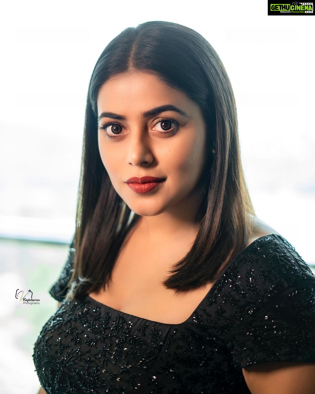 Shamna Kasim Instagram - Be fearless Be kind Be you….. Styled by @impriyankasahajananda Outfit @affairs_label Jewlry @kushalsfashionjewellery Pics @v_capturesphotography Hairstylist @siringiveneela Personal staff @chintu_6172 #styledbypriyankasahajananda