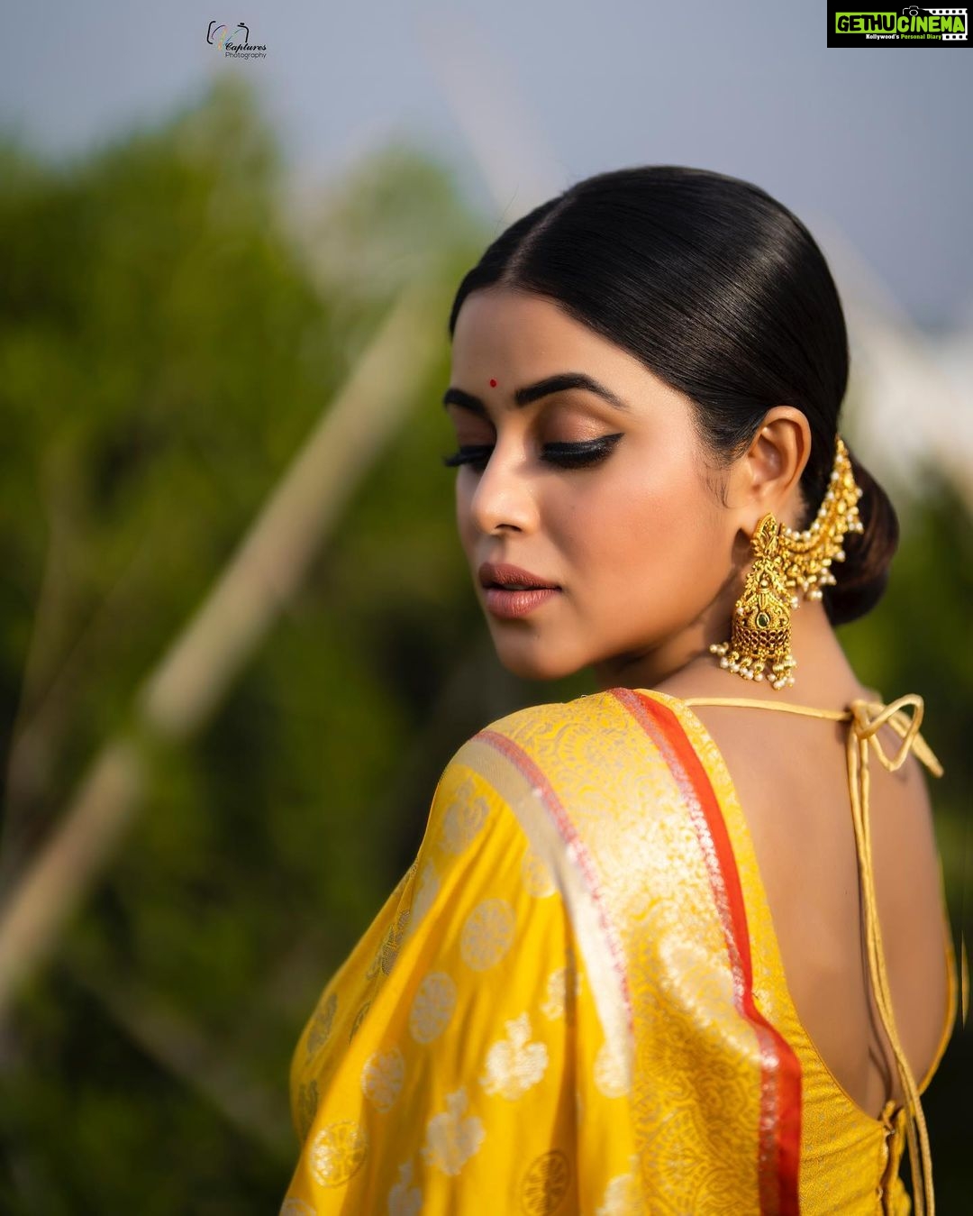 Shamna Kasim Instagram - Live wat u love ❤️ Styling: @vasudevan.arun Saree: @atmasignature Jwellery: @kushalsfashionjewellery Pics: @v_capturesphotography Hairstylist: @hairstylist_srinivas Personal staff: @pranay_kohli @sarika_briadal_meckupartis
