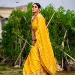 Shamna Kasim Instagram - Live wat u love ❤️ Styling: @vasudevan.arun Saree: @atmasignature Jwellery: @kushalsfashionjewellery Pics: @v_capturesphotography Hairstylist: @hairstylist_srinivas Personal staff: @pranay_kohli @sarika_briadal_meckupartis