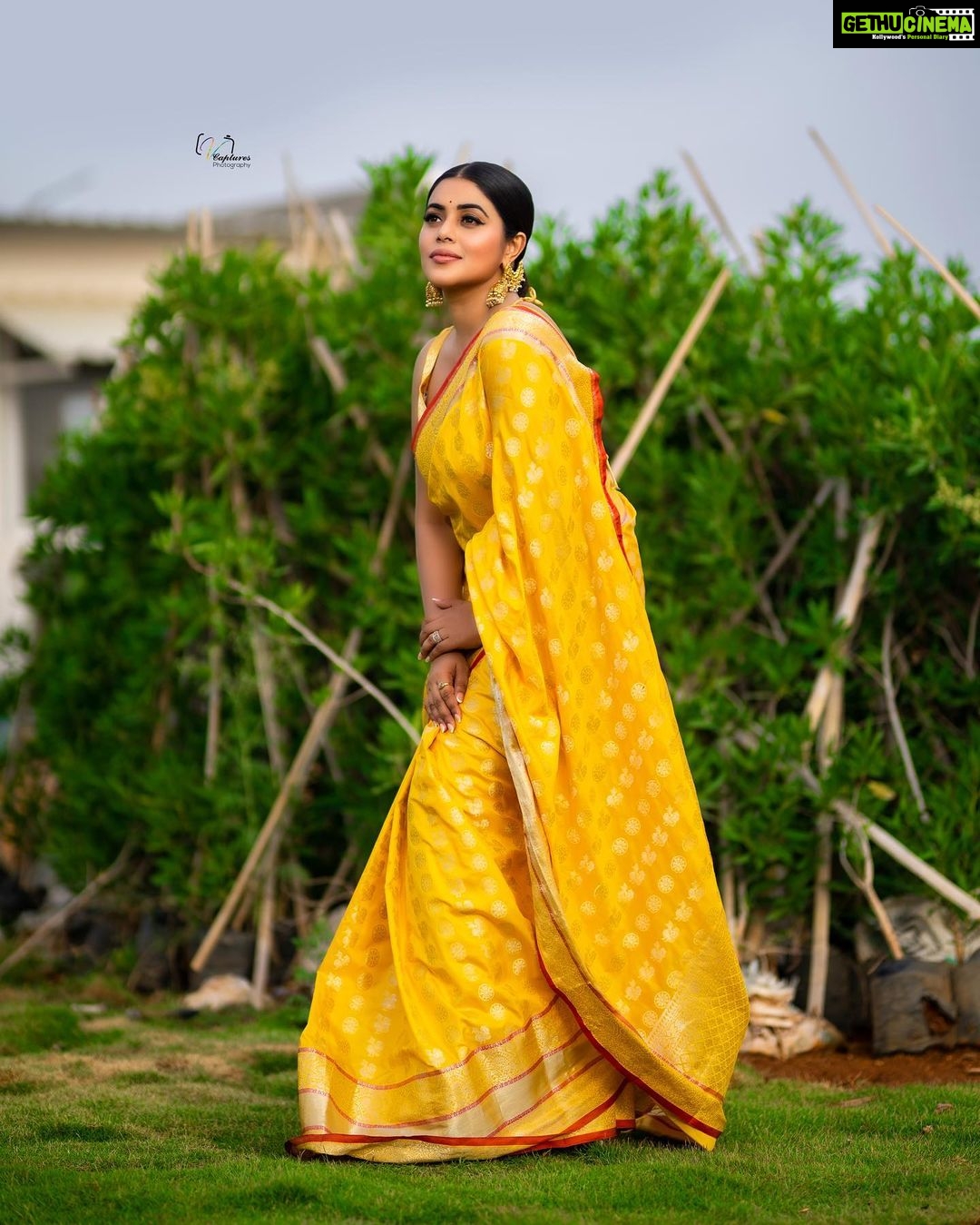 Shamna Kasim Instagram - Live wat u love ❤️ Styling: @vasudevan.arun Saree: @atmasignature Jwellery: @kushalsfashionjewellery Pics: @v_capturesphotography Hairstylist: @hairstylist_srinivas Personal staff: @pranay_kohli @sarika_briadal_meckupartis