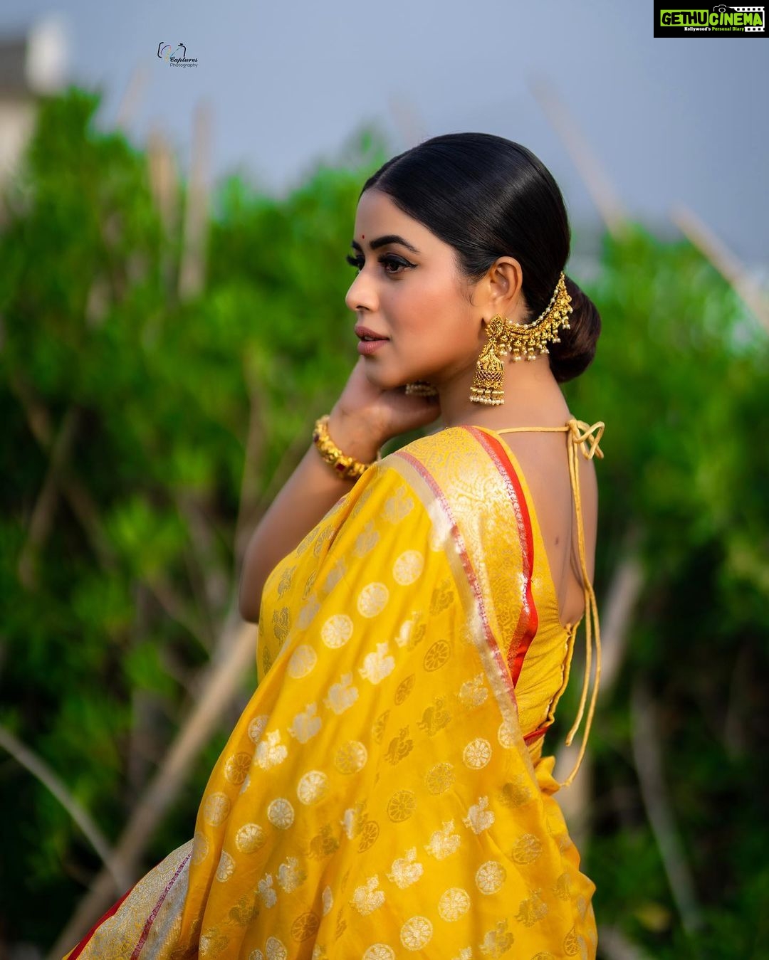 Shamna Kasim Instagram - Live wat u love ❤️ Styling: @vasudevan.arun Saree: @atmasignature Jwellery: @kushalsfashionjewellery Pics: @v_capturesphotography Hairstylist: @hairstylist_srinivas Personal staff: @pranay_kohli @sarika_briadal_meckupartis