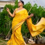 Shamna Kasim Instagram - Live wat u love ❤️ Styling: @vasudevan.arun Saree: @atmasignature Jwellery: @kushalsfashionjewellery Pics: @v_capturesphotography Hairstylist: @hairstylist_srinivas Personal staff: @pranay_kohli @sarika_briadal_meckupartis