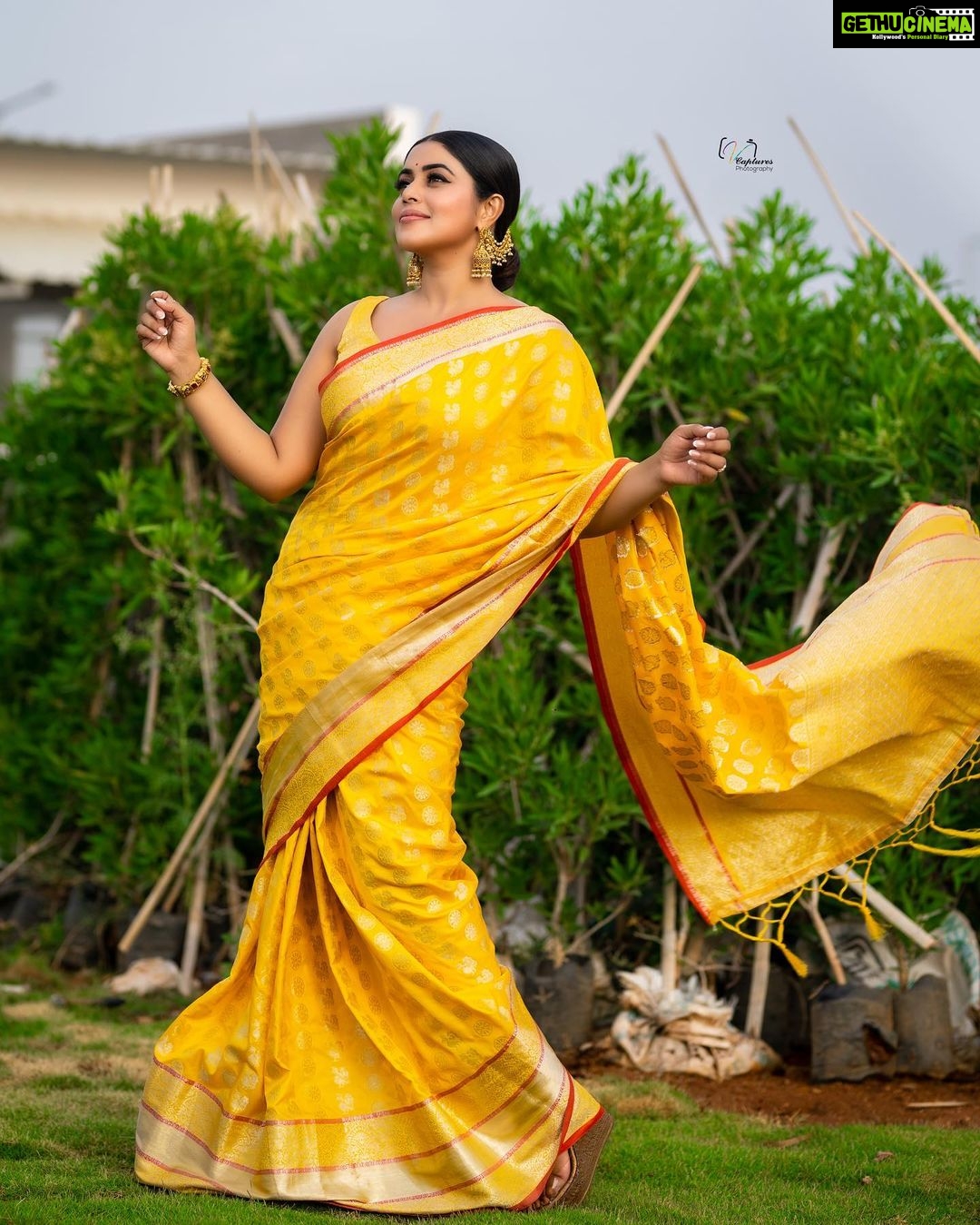 Shamna Kasim Instagram - Live wat u love ❤️ Styling: @vasudevan.arun Saree: @atmasignature Jwellery: @kushalsfashionjewellery Pics: @v_capturesphotography Hairstylist: @hairstylist_srinivas Personal staff: @pranay_kohli @sarika_briadal_meckupartis
