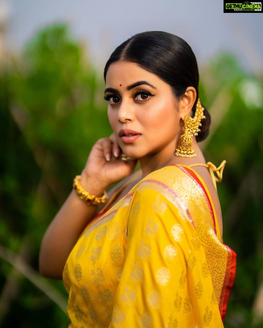 Shamna Kasim Instagram - Live wat u love ❤️ Styling: @vasudevan.arun Saree: @atmasignature Jwellery: @kushalsfashionjewellery Pics: @v_capturesphotography Hairstylist: @hairstylist_srinivas Personal staff: @pranay_kohli @sarika_briadal_meckupartis