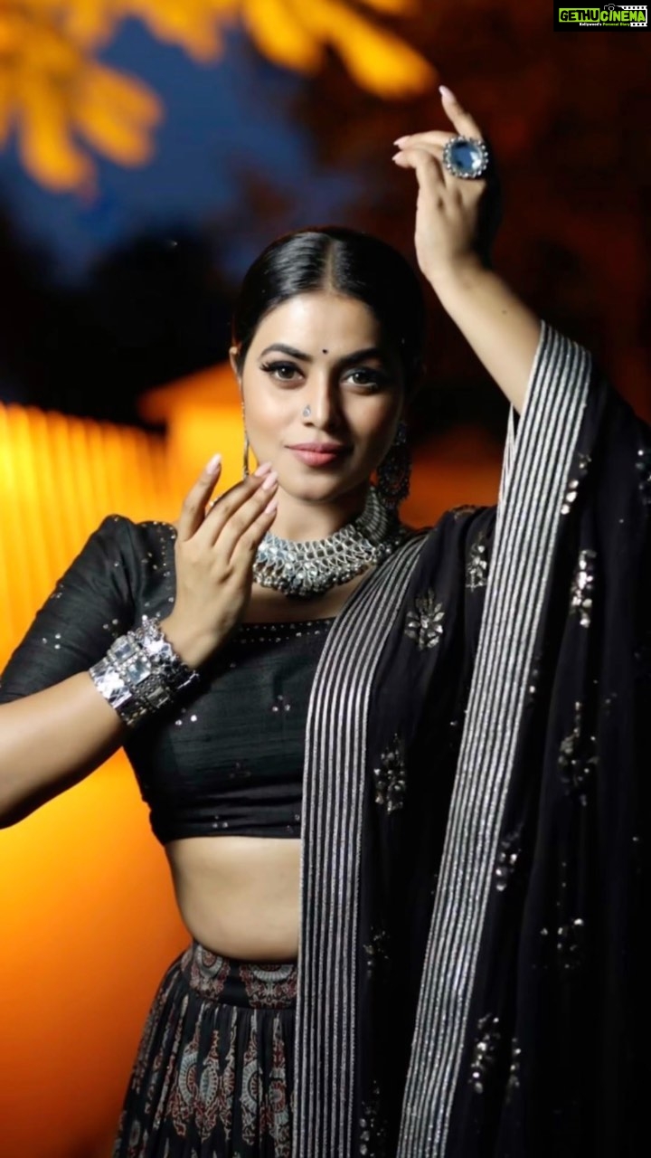 Shamna Kasim Instagram - My dancing queen @shamnakasim 💃🏽 Her photos, life, actions always prove that dance to her > everything else ❤️ Outfits: @vaishaliagarwal_ @hafsathecouture @justlikethatbyanju @seharrebysahitheereddy @ridhis.sarees @gubbarajyalakshmi @_prashantikumar_ @studioamas @affairs_label @sindhureddyofficial . . . . . . . #tollywoodactor #fashiongram #fashionista #indiandress #fashion #ootd #lovefashion #stylelovers #instastyle #instafashion #style #ethnic #photooftheday #stylingtips #stylingideas #indianstyle #details #instamood #lookoftheday #promotions #allinthedetails #traditionalwear #fusionjewellery #southindianactress #celebritystyle #indianfashion #celebfashion #womensfashion #tollywood