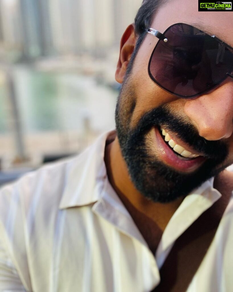 Shanthanu Bhagyaraj Instagram - Simple Dimple 💛 Smile & show your Dimple…you’ll find its very Simple🤎 #dubai #throwback #instagood #instagram #insta #throwbackdubai #instagrampost #dimple #simpledimple #shanthnu #kiki Marina Walk, Dubai Marina