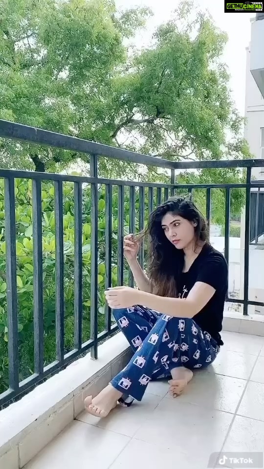 Sherin Instagram - I saw this sound trending again and it took me back to early 2020 lockdown time! How has your life changed from 2020-2022? #sherin #lockdown #nostalgia #trending #reels