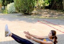 Shilpa Shetty Instagram - Even if you’re in #VacayMode🏝 Don’t take a detour from your ‘Fitness Road’😜 ~ That’s my motivation to start my day (even if I’m on a holiday with a 3-times-a-week fitness routine). Today, it is core strengthening with the Gatyatmak Eka Pada Uttanasana Pawanmuktasana. It helps improve the digestive system and is beneficial in controlling acidity, gases, & constipation. Following it up with Naukasana and some variations. It is one of the best Asanas to strengthen the Core, because it is extremely beneficial for the liver, pancreas, & kidneys; and strengthens the muscles of the arms, thighs, and shoulders. However, anyone suffering from slip-disc, back pain or cervical problems should avoid this asana. Make sure to spend a few minutes focusing on yourself before you delve into the day💪 @simplesoulfulapp . . . . . #MondayMotivation #SwasthRahoMastRaho #SSApp #SimpleSoulful #FitIndiaMovement #FitIndia #fitness #yoga #healthiswealth