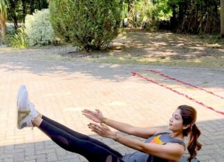 Shilpa Shetty Instagram - Even if you’re in #VacayMode🏝 Don’t take a detour from your ‘Fitness Road’😜 ~ That’s my motivation to start my day (even if I’m on a holiday with a 3-times-a-week fitness routine). Today, it is core strengthening with the Gatyatmak Eka Pada Uttanasana Pawanmuktasana. It helps improve the digestive system and is beneficial in controlling acidity, gases, & constipation. Following it up with Naukasana and some variations. It is one of the best Asanas to strengthen the Core, because it is extremely beneficial for the liver, pancreas, & kidneys; and strengthens the muscles of the arms, thighs, and shoulders. However, anyone suffering from slip-disc, back pain or cervical problems should avoid this asana. Make sure to spend a few minutes focusing on yourself before you delve into the day💪 @simplesoulfulapp . . . . . #MondayMotivation #SwasthRahoMastRaho #SSApp #SimpleSoulful #FitIndiaMovement #FitIndia #fitness #yoga #healthiswealth