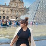 Shilpi Sharma Instagram - #Paris #lourve #lourvemuseum #vacation #France Louvre Museum Paris, France - Painting of Mona Lisa