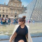 Shilpi Sharma Instagram - #Paris #lourve #lourvemuseum #vacation #France Louvre Museum Paris, France - Painting of Mona Lisa