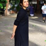 Shraddha Das Instagram - Just give me anything black 🖤 Wearing the @jonesroadbeauty lip tint 😍 📸 @snehzala #blackonblack #kurtapalazzo #shraddhadas Mumbai, Maharashtra