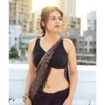 Shraddha Das Instagram - You, me, and a beautiful black saree 🖤😉 📸 @snehzala Styling : @artbyavnee Saree : @tantra_rj Jewellery : @aquamarine_jewellery Make up : @hareshwarp Hair : @gouriepatil #saree #blacksaree #sareelove #shraddhadas Mumbai, Maharashtra